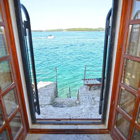 Waterside Cove Oasis - One Bedroom With Sea View Ρόβινι