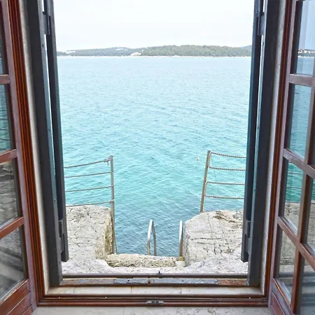 Waterside Cove Oasis - One Bedroom With Sea View Διαμέρισμα Ρόβινι